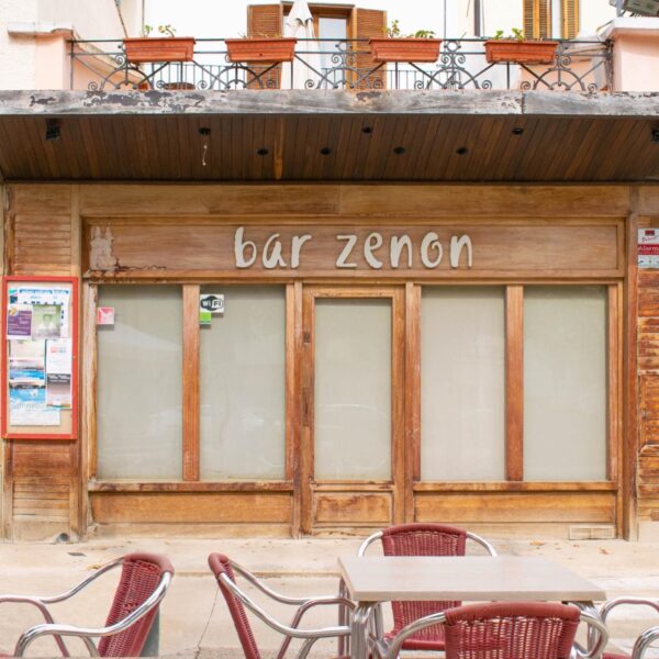 Inmobiliaria Arrieta vende el conocido bar Zenón en el Paseo de los Fueros 21 de Puente la Reina.